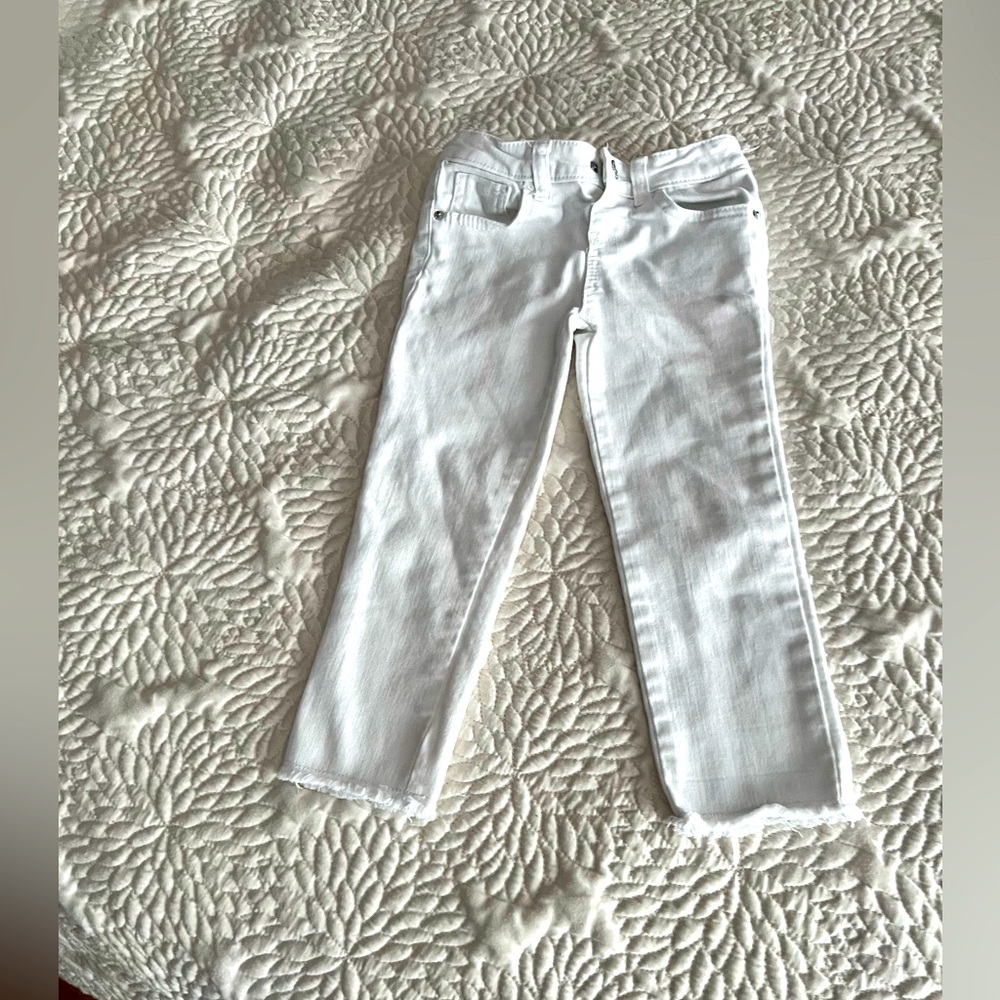 Cat and Jack white denim jeans in GUC. Size 4t